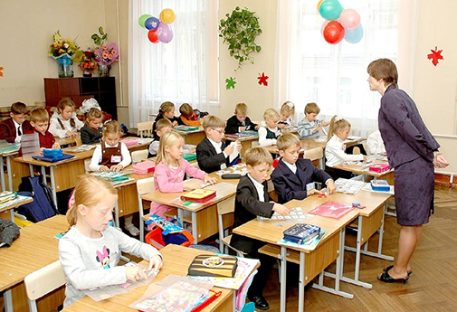 Растущие парты в школьном классе Растущие парты в школьном классе